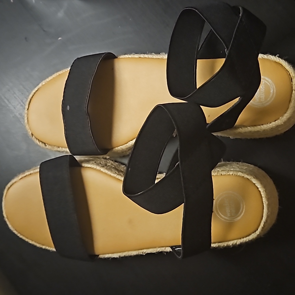 Cute tan wedges size 4